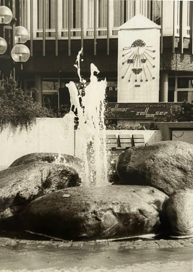 Felsenbrunnen und ursprüngliche Sonnenuhr gemeinsam vor dem Rathaus Vellmar