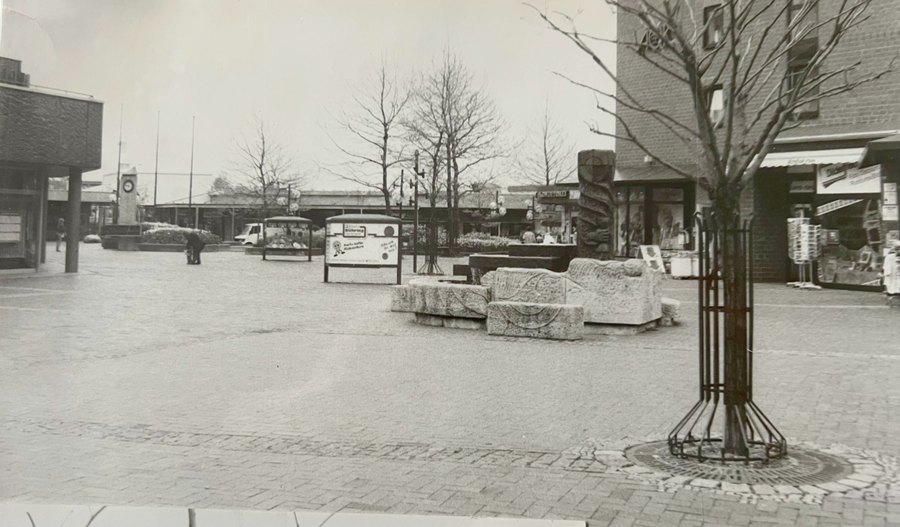 Historische Ansicht des Rathausplatzes mit Bäumen, zweitem Säulenbrunnen und großer Freifläche