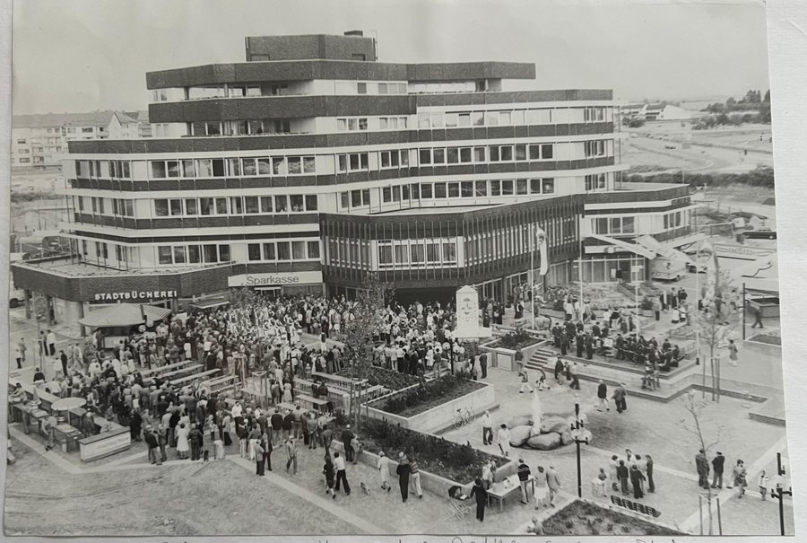 Frühe Gesamtansicht des jungen Rathausplatzes mit Rathaus, ursprünglicher Sonnenuhr und Felsenbrunnen