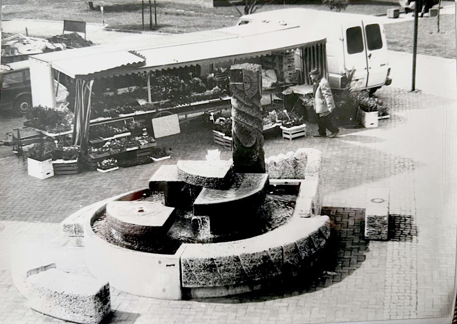 Zweiter Säulenbrunnen auf dem Rathausplatz Vellmar während des Wochenmarkts