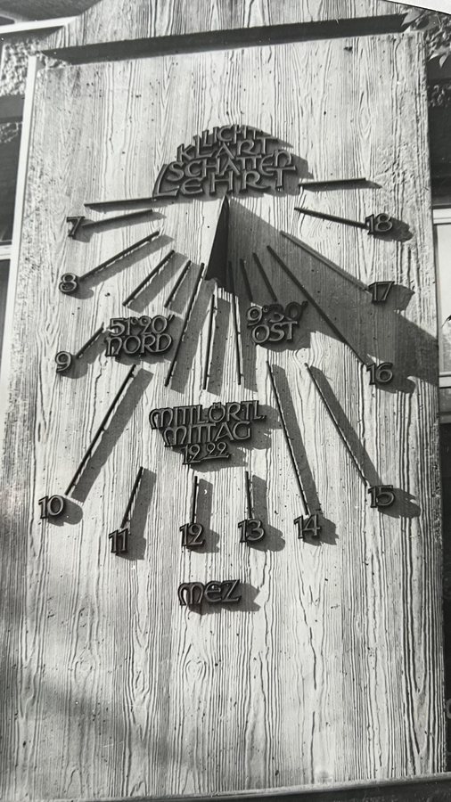 Detail der Sonnenuhrseite mit Schattenwerfer, Stundenmarkierungen und Ortsangaben