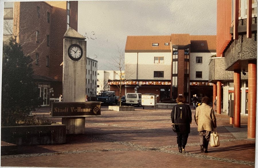 Ursprüngliche dreiseitige Sonnenuhr im Rathausplatz Vellmar mit analogem Zifferblatt