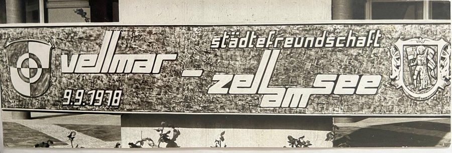 Leichtmetallplatte mit der Aufschrift Städtefreundschaft Vellmar – Zell am See 9.9.1978