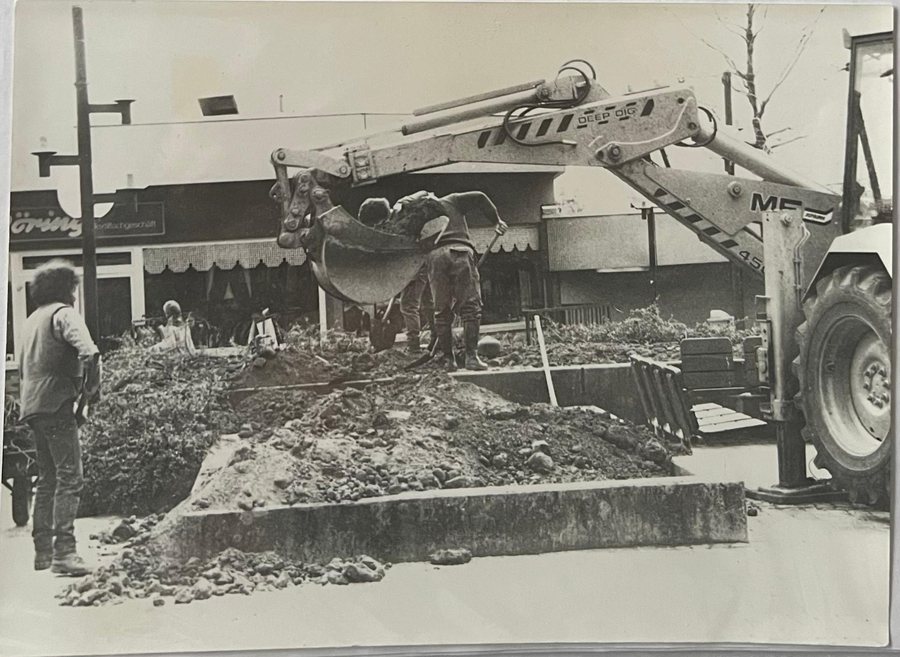 Bauarbeiten mit Bagger bei der Umgestaltung des Rathausplatzes im Frühjahr 1990